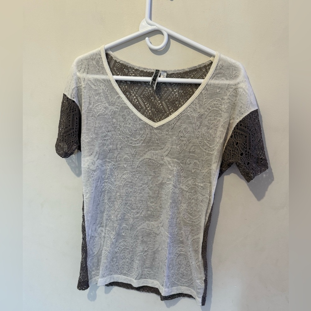 BKE white and taupe knit top with crocheted back